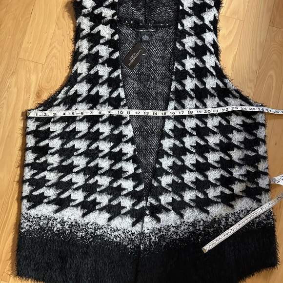 3x soft black and white vest. Nice long length. - Picture 4 of 9